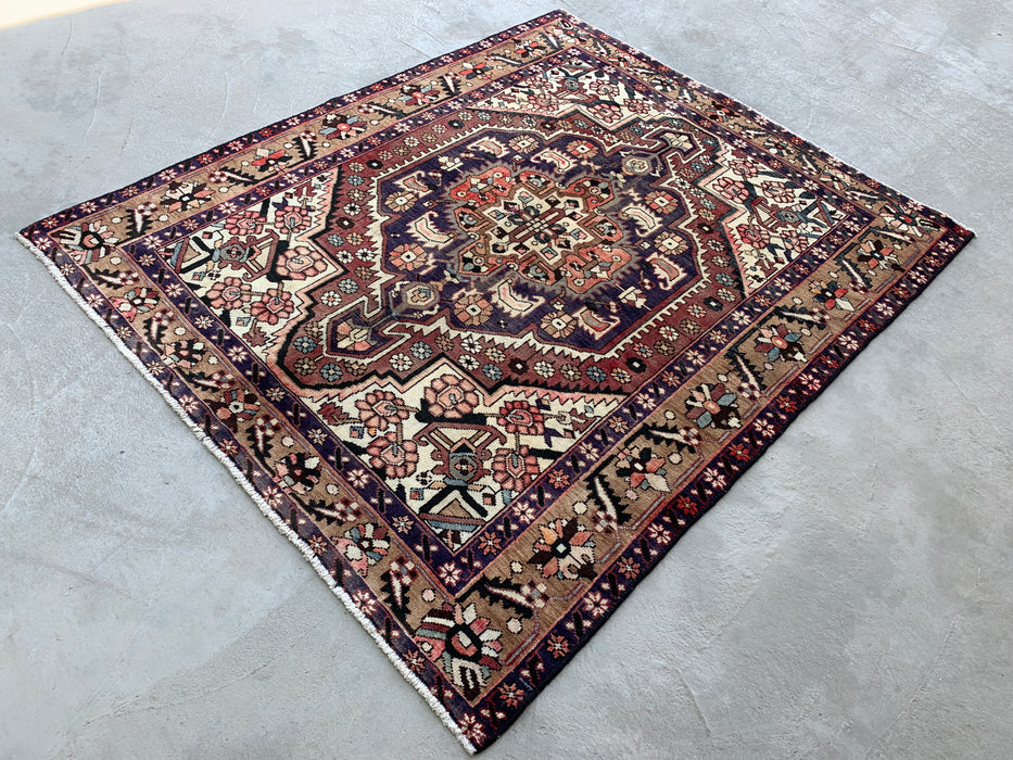 180 cm x 147 cm handgeknoopt Perzisch wollen tapijt – Ivoor, taupe en pruimkleurig tribaal medaillonmotief – KBHM-779
