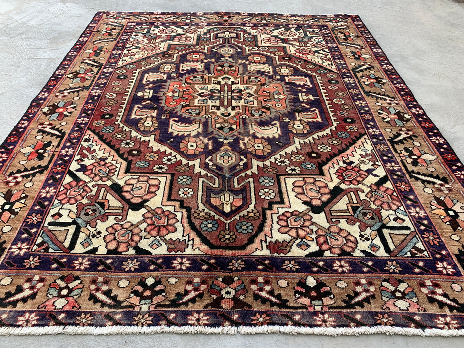 180 cm x 147 cm handgeknoopt Perzisch wollen tapijt – Ivoor, taupe en pruimkleurig tribaal medaillonmotief – KBHM-779