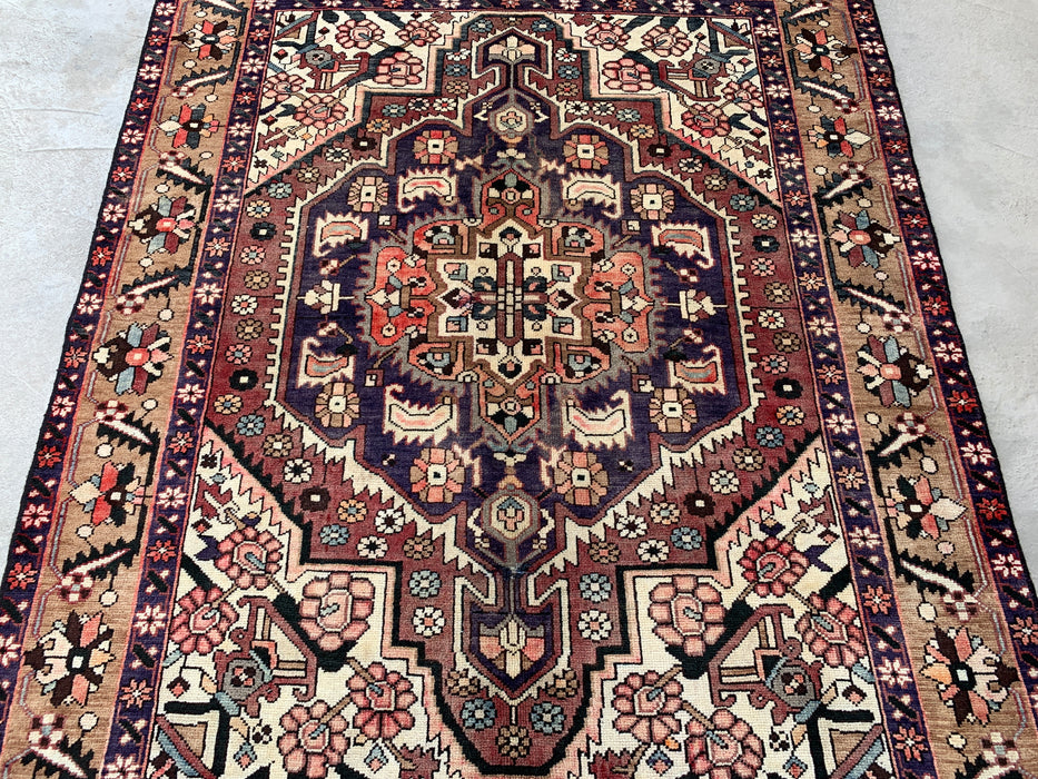 180 cm x 147 cm handgeknoopt Perzisch wollen tapijt – Ivoor, taupe en pruimkleurig tribaal medaillonmotief – KBHM-779