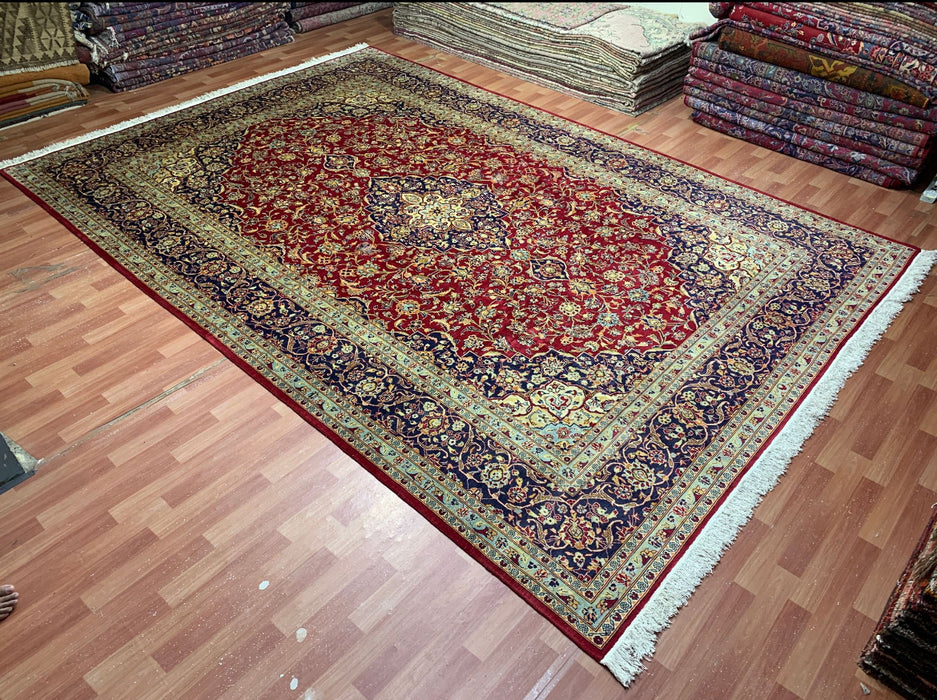 9'6" × 13'10" Handgeknoopt Perzisch wollen tapijt – Rood veld met marineblauwe & ivoorkleurige bloemenrand