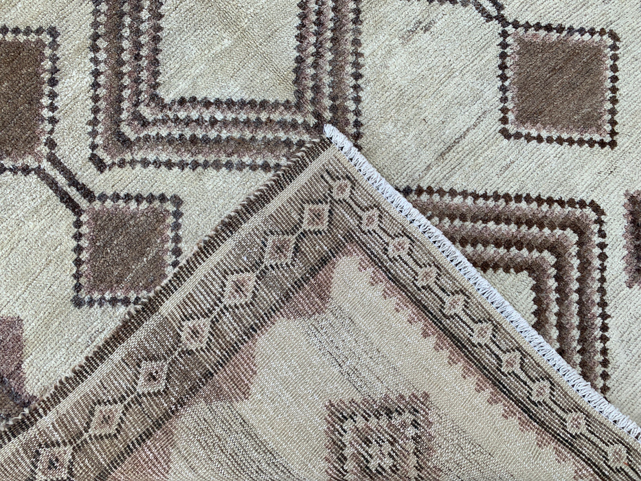 221 cm x 124 cm handgeknoopt Perzisch wollen tapijt – Ivoor, taupe & bruin tribaal geometrisch ontwerp – KBHM-789