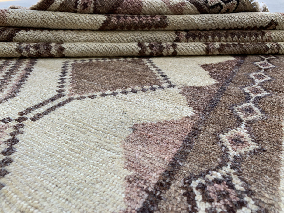 221 cm x 124 cm handgeknoopt Perzisch wollen tapijt – Ivoor, taupe & bruin tribaal geometrisch ontwerp – KBHM-789