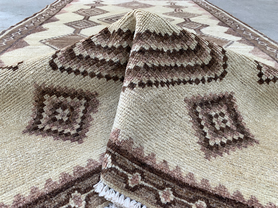 221 cm x 124 cm handgeknoopt Perzisch wollen tapijt – Ivoor, taupe & bruin tribaal geometrisch ontwerp – KBHM-789