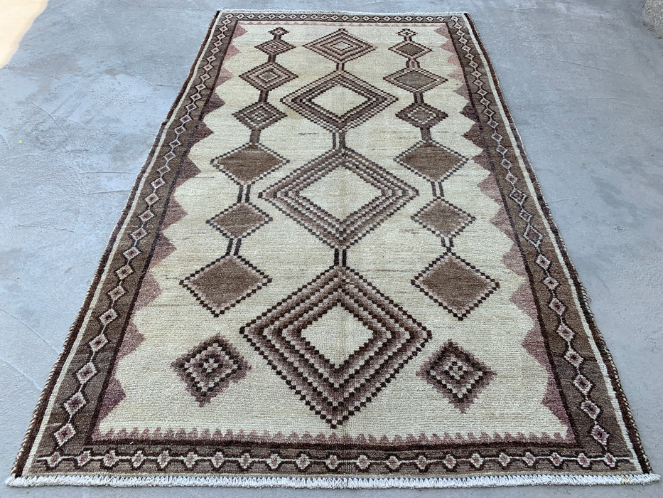 221 cm x 124 cm handgeknoopt Perzisch wollen tapijt – Ivoor, taupe & bruin tribaal geometrisch ontwerp – KBHM-789