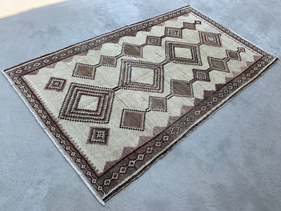 221 cm x 124 cm handgeknoopt Perzisch wollen tapijt – Ivoor, taupe & bruin tribaal geometrisch ontwerp – KBHM-789