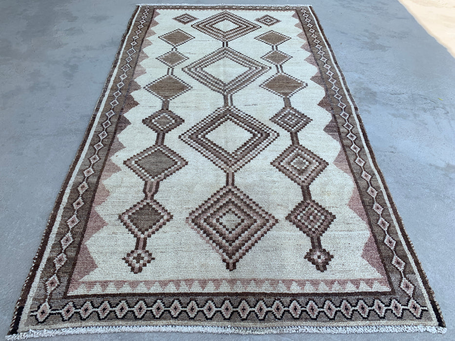 221 cm x 124 cm handgeknoopt Perzisch wollen tapijt – Ivoor, taupe & bruin tribaal geometrisch ontwerp – KBHM-789