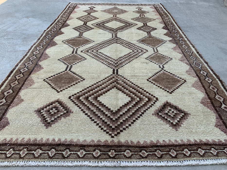 221 cm x 124 cm handgeknoopt Perzisch wollen tapijt – Ivoor, taupe & bruin tribaal geometrisch ontwerp – KBHM-789
