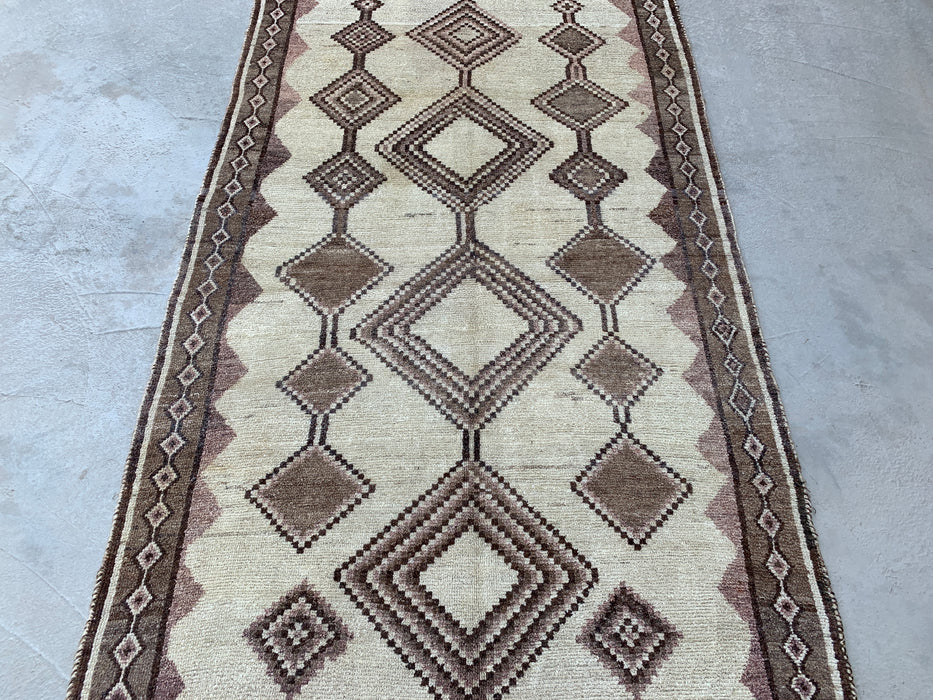 221 cm x 124 cm handgeknoopt Perzisch wollen tapijt – Ivoor, taupe & bruin tribaal geometrisch ontwerp – KBHM-789