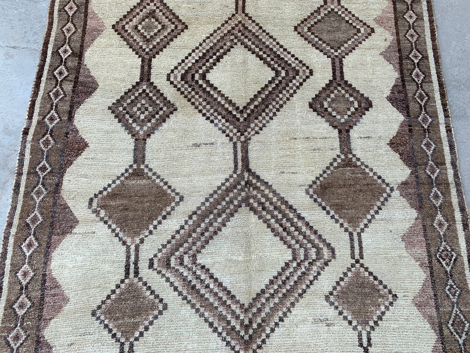 221 cm x 124 cm handgeknoopt Perzisch wollen tapijt – Ivoor, taupe & bruin tribaal geometrisch ontwerp – KBHM-789