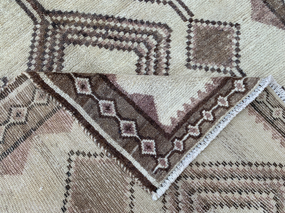 221 cm x 124 cm handgeknoopt Perzisch wollen tapijt – Ivoor, taupe & bruin tribaal geometrisch ontwerp – KBHM-789