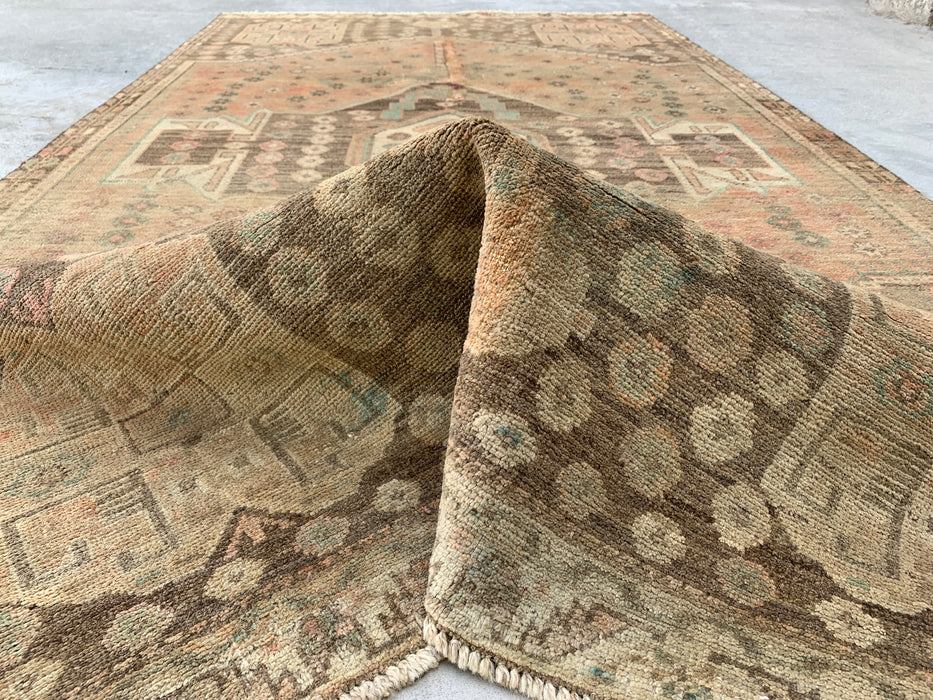 231 cm x 124 cm Handgeknoopt Perzisch wollen tapijt – Beige, taupe & zachtblauw vintage tribaal medaillonontwerp – KBHM-790