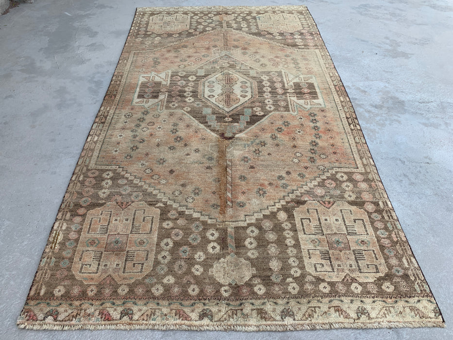 231 cm x 124 cm Handgeknoopt Perzisch wollen tapijt – Beige, taupe & zachtblauw vintage tribaal medaillonontwerp – KBHM-790