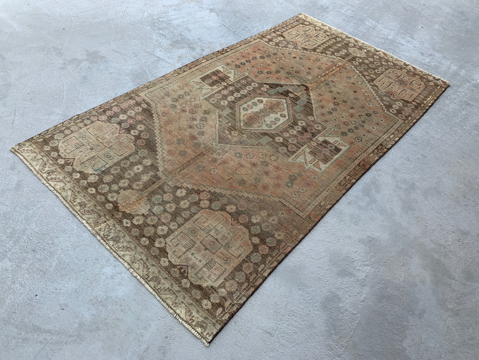 231 cm x 124 cm Handgeknoopt Perzisch wollen tapijt – Beige, taupe & zachtblauw vintage tribaal medaillonontwerp – KBHM-790