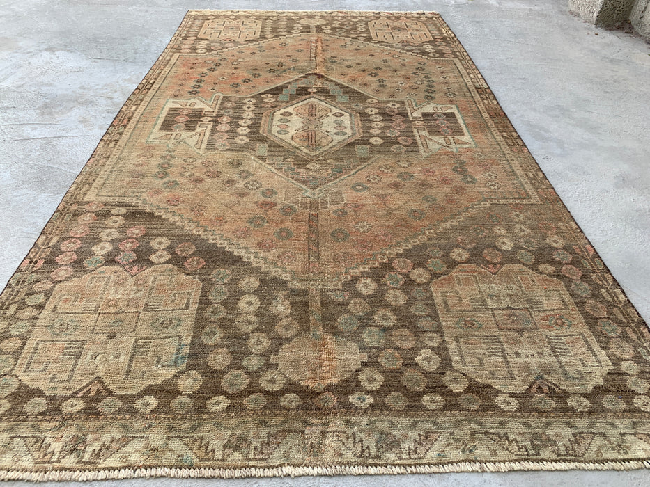 231 cm x 124 cm Handgeknoopt Perzisch wollen tapijt – Beige, taupe & zachtblauw vintage tribaal medaillonontwerp – KBHM-790