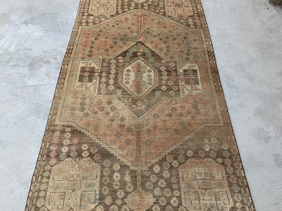 231 cm x 124 cm Handgeknoopt Perzisch wollen tapijt – Beige, taupe & zachtblauw vintage tribaal medaillonontwerp – KBHM-790