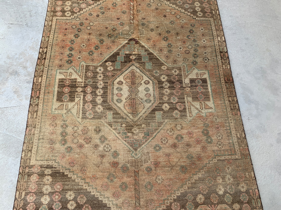 231 cm x 124 cm Handgeknoopt Perzisch wollen tapijt – Beige, taupe & zachtblauw vintage tribaal medaillonontwerp – KBHM-790