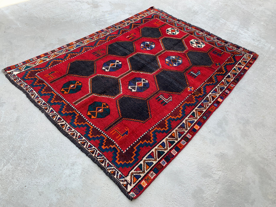 6'10" x 5'2" handgeknoopt Perzisch wollen tapijt – Rood, marineblauw & veelkleurig tribaal geometrisch ontwerp – KBHM-791