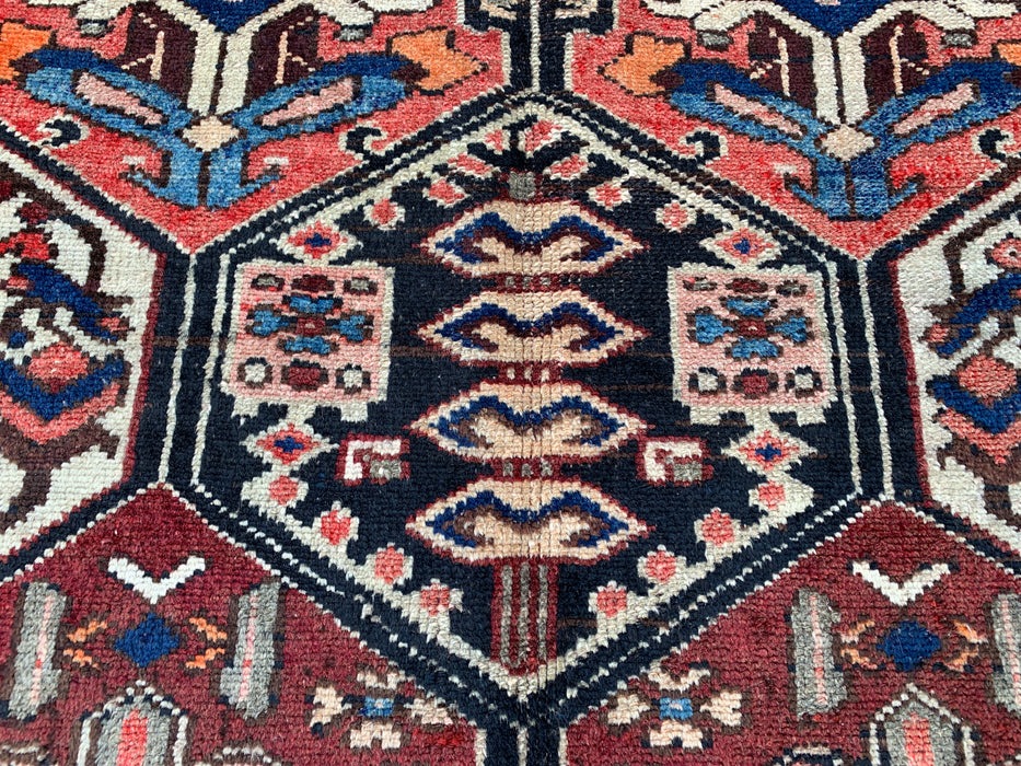 190,5 x 114,5 cm handgeknoopt Perzisch wollen tapijt – Ivoor, rood & blauw tribaal geometrisch paneelontwerp – KBHM-792