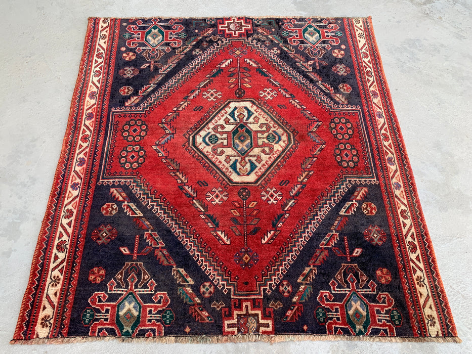 4'2" x 4'0" Handgeknoopt Perzisch wollen tapijt – Marineblauw & Ivoor Tribaal geometrisch medaillonontwerp – KBHM-796