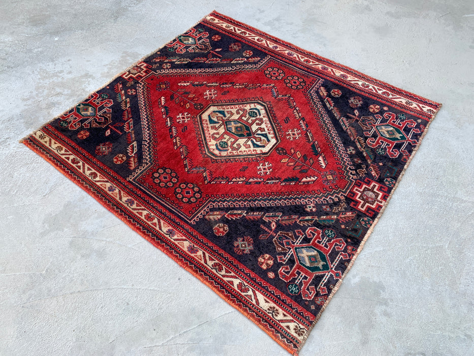 4'2" x 4'0" Handgeknoopt Perzisch wollen tapijt – Marineblauw & Ivoor Tribaal geometrisch medaillonontwerp – KBHM-796