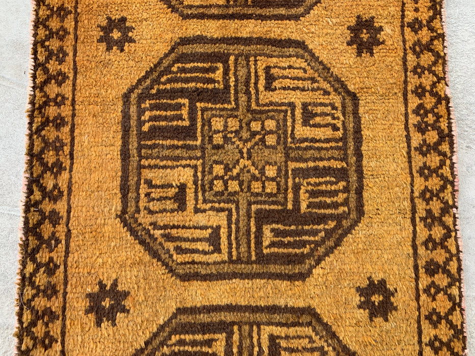 234 cm x 46 cm handgeknoopt Perzisch wollen loperkleed – Goud & Bruin tribaal geometrisch ontwerp – KBHM-797