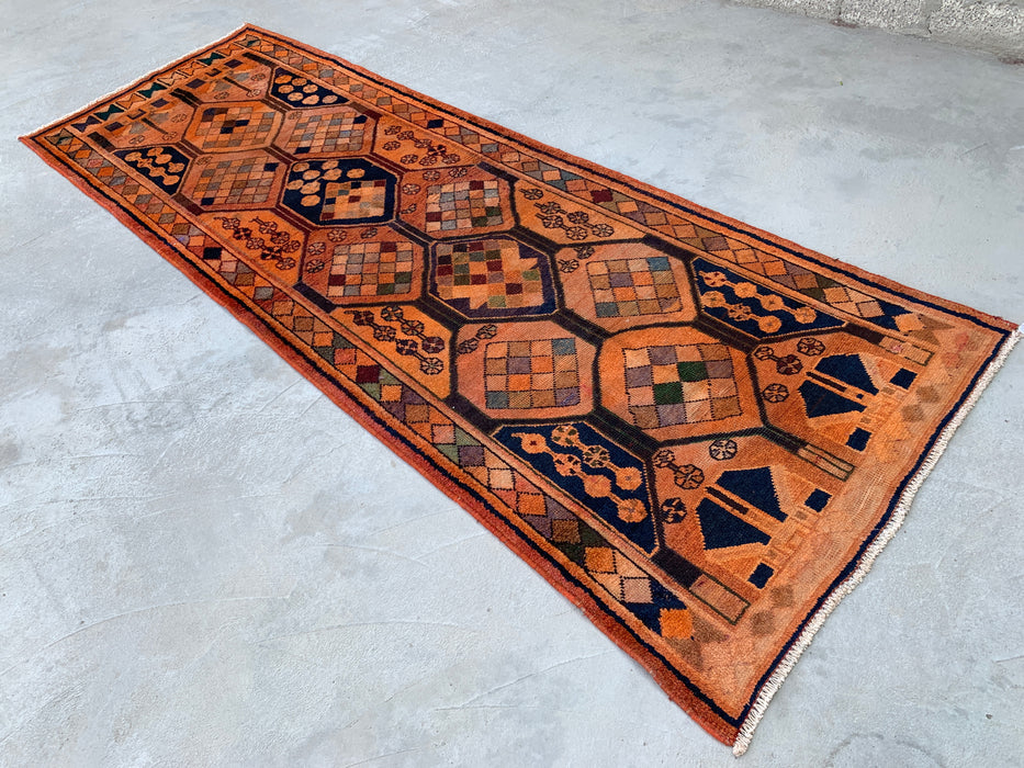 338 cm x 114 cm handgeknoopt Perzisch wollen loperkleed – Perzik, marineblauw & veelkleurig tribaal geometrisch paneelontwerp – KBHM-801