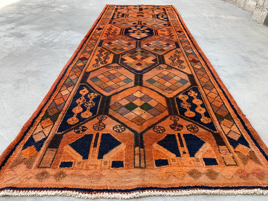 338 cm x 114 cm handgeknoopt Perzisch wollen loperkleed – Perzik, marineblauw & veelkleurig tribaal geometrisch paneelontwerp – KBHM-801