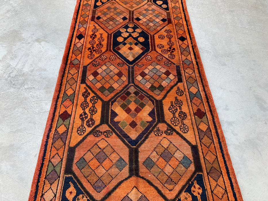 338 cm x 114 cm handgeknoopt Perzisch wollen loperkleed – Perzik, marineblauw & veelkleurig tribaal geometrisch paneelontwerp – KBHM-801