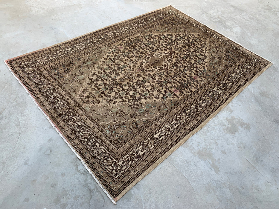Handgemaakt Perzisch wollen vloerkleed 7x10 - Beige, taupe & ivoorkleurig vintage medaillon vloerkleed in Perzische stijl - Exacte afmeting 9'8" x 6'11" - KBHM-806