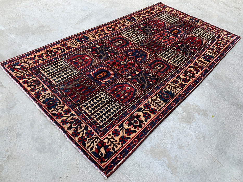 9'9" x 5'3" Handgeknoopt Perzisch wollen tapijt – Ivoor, marineblauw & rood geometrisch paneelontwerp – KBHM-822
