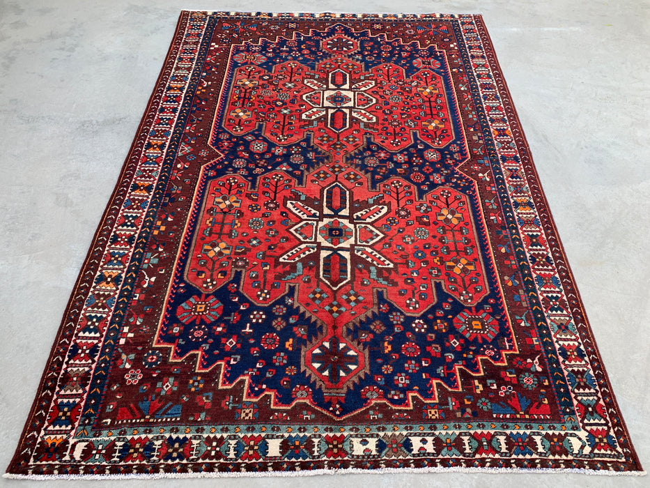 Handgemaakt Perzisch wollen vloerkleed 213x305 cm - Rood Perzisch tapijt met geometrisch medaillon en marineblauw veld - Exacte afmeting 305 x 211 cm - KBHM-828