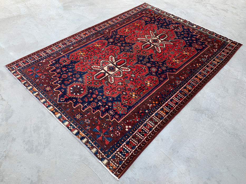 Handgemaakt Perzisch wollen vloerkleed 213x305 cm - Rood Perzisch tapijt met geometrisch medaillon en marineblauw veld - Exacte afmeting 305 x 211 cm - KBHM-828