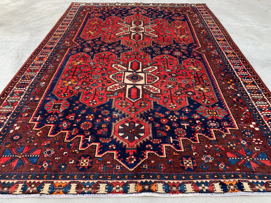 Handgemaakt Perzisch wollen vloerkleed 213x305 cm - Rood Perzisch tapijt met geometrisch medaillon en marineblauw veld - Exacte afmeting 305 x 211 cm - KBHM-828