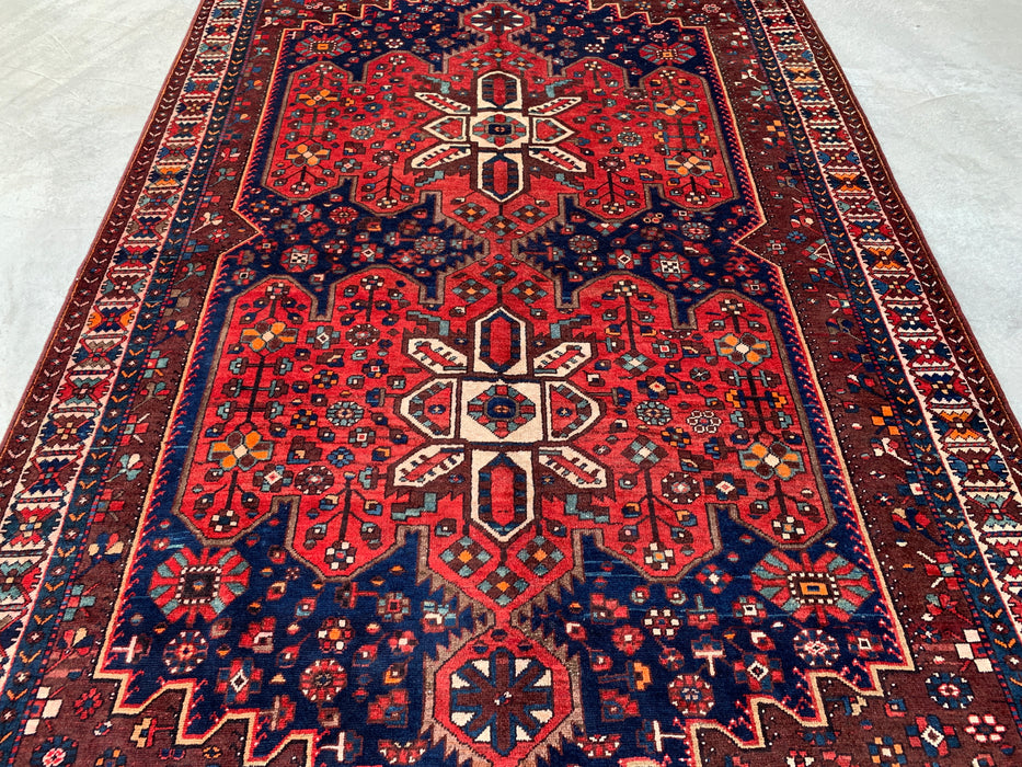 Handgemaakt Perzisch wollen vloerkleed 213x305 cm - Rood Perzisch tapijt met geometrisch medaillon en marineblauw veld - Exacte afmeting 305 x 211 cm - KBHM-828