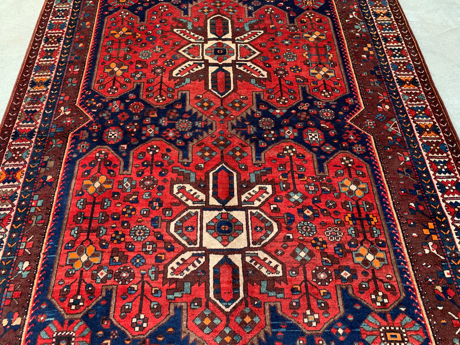 Handgemaakt Perzisch wollen vloerkleed 213x305 cm - Rood Perzisch tapijt met geometrisch medaillon en marineblauw veld - Exacte afmeting 305 x 211 cm - KBHM-828