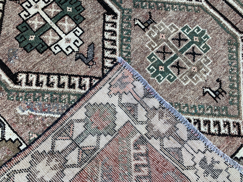 Handgemaakt Perzisch wollen vloerkleed 210x300 cm - Taupekleurig geometrisch Perzisch tapijt in tribalstijl met ivoorkleurige rand - Exacte afmeting 295 cm x 168 cm - KBHM-831