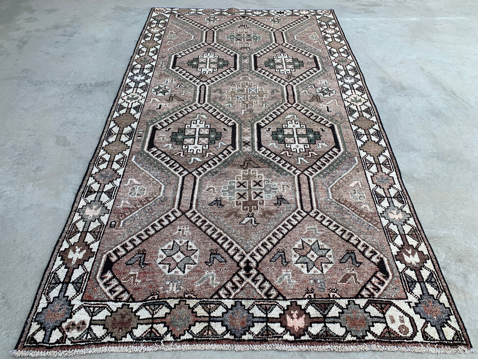 Handgemaakt Perzisch wollen vloerkleed 210x300 cm - Taupekleurig geometrisch Perzisch tapijt in tribalstijl met ivoorkleurige rand - Exacte afmeting 295 cm x 168 cm - KBHM-831