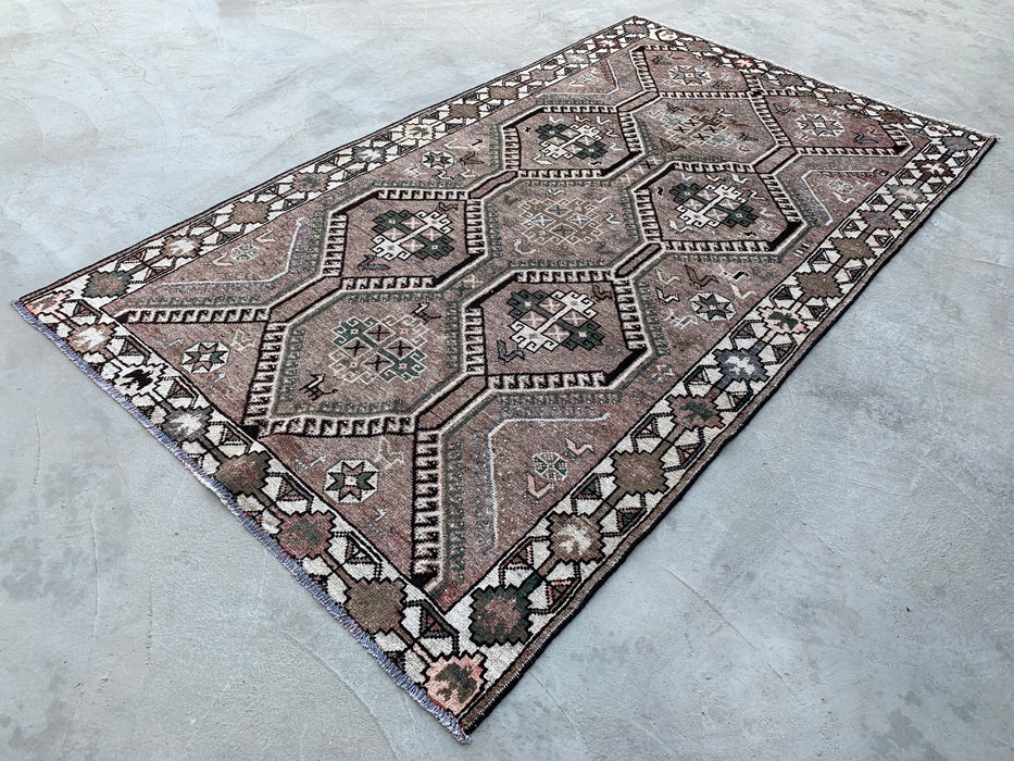 Handgemaakt Perzisch wollen vloerkleed 210x300 cm - Taupekleurig geometrisch Perzisch tapijt in tribalstijl met ivoorkleurige rand - Exacte afmeting 295 cm x 168 cm - KBHM-831