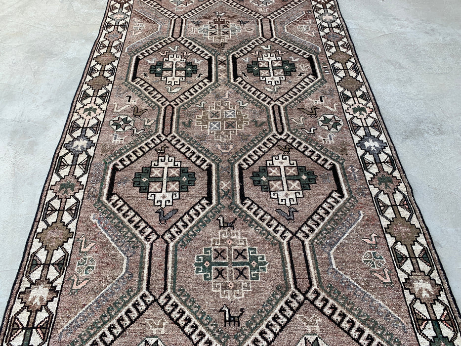 Handgemaakt Perzisch wollen vloerkleed 210x300 cm - Taupekleurig geometrisch Perzisch tapijt in tribalstijl met ivoorkleurige rand - Exacte afmeting 295 cm x 168 cm - KBHM-831