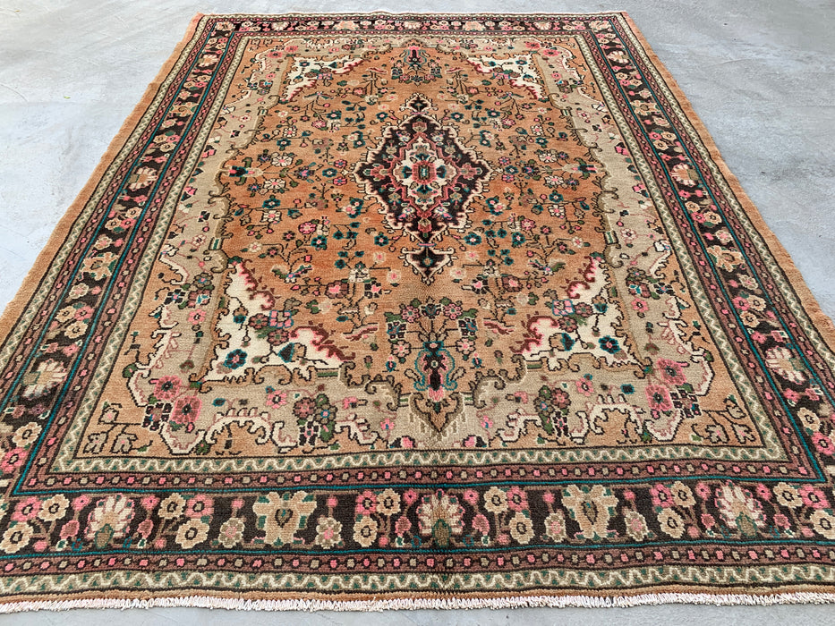 Handgemaakt Perzisch wollen vloerkleed 213x305 cm - Beige Perzisch stijl kleed met bloemmotief en ivoren rand - Exacte afmeting 279 cm x 211 cm - KBHM-837