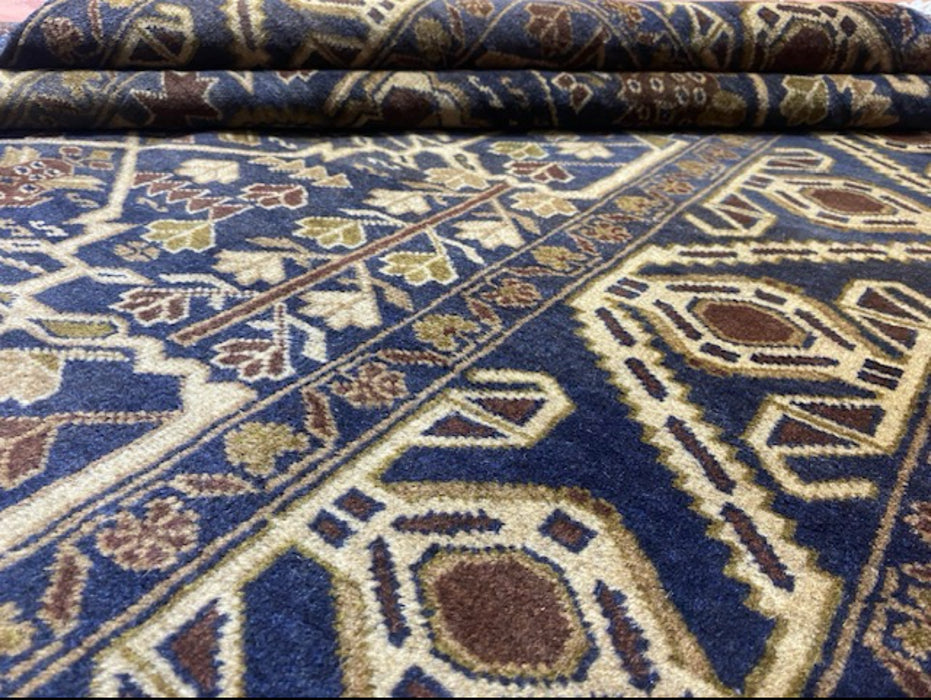 114 cm x 203 cm Handgeknoopt tribaal wollen vloerkleed – marineblauw & beige geometrisch patroon
