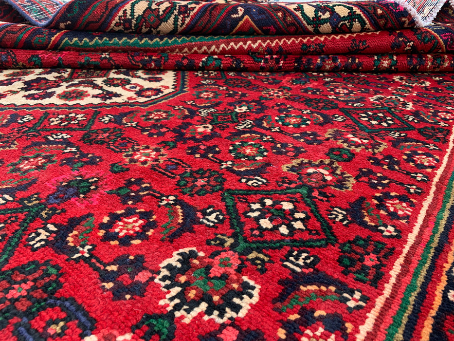 Handgemaakt Perzisch wollen vloerkleed 7x10 - Rood Perzisch tapijt met geometrisch medaillon en ivoorkleurige rand - Exacte afmeting 9'10" x 6'8" - KBHM-843