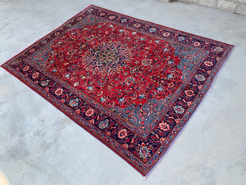 Handgemaakt Perzisch wollen vloerkleed 7x10 - Rood Perzisch tapijt met bloemenmedaillon en marineblauwe rand - Exacte afmeting 9'5" x 7'0" - KBHM-845