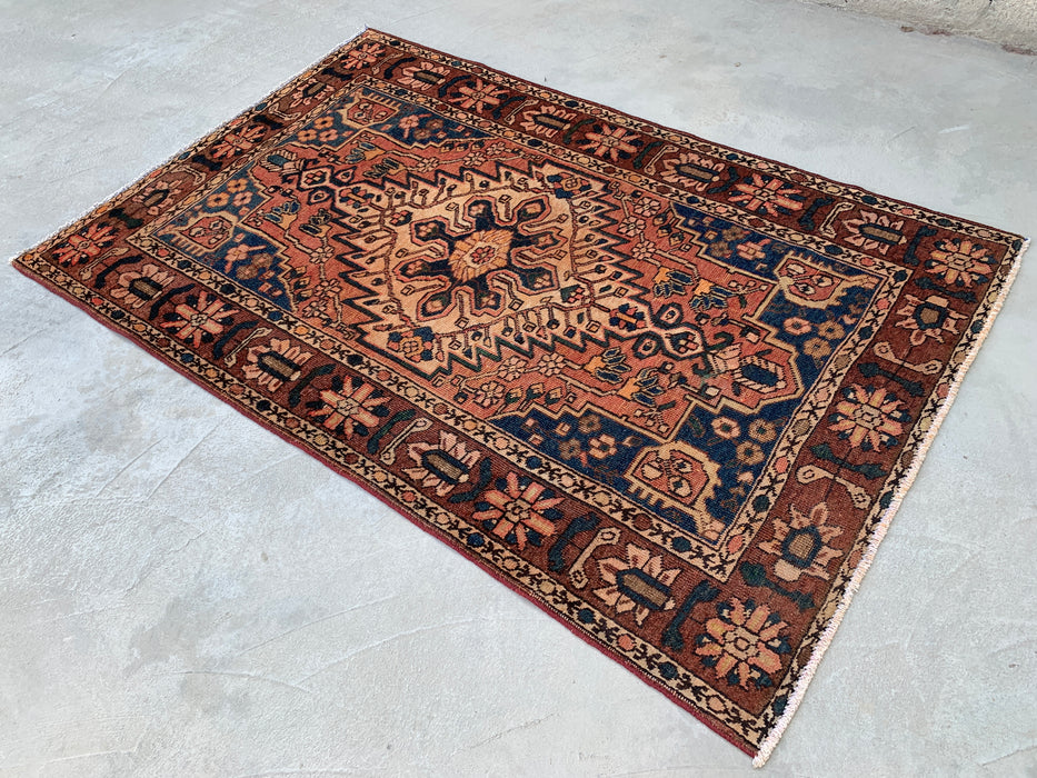 216 cm x 140 cm handgeknoopt Perzisch wollen tapijt - Bruin geometrisch medaillonontwerp met marineblauwe accenten - KBHM-865