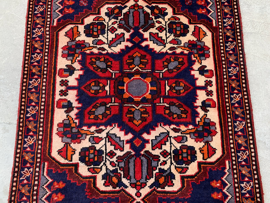 277 x 104 cm handgeknoopt Perzisch wollen loper - Marineblauw tribaal medaillonmotief met ivoorkleurige accenten - KBHM-868