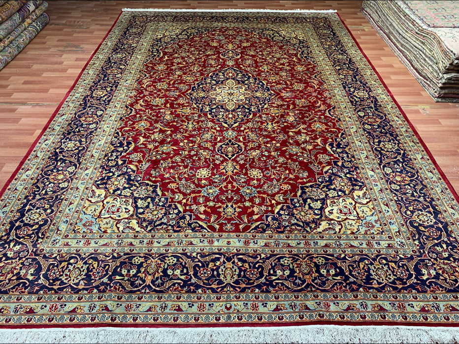 9'6" × 13'10" Handgeknoopt Perzisch wollen tapijt – Rood veld met marineblauwe & ivoorkleurige bloemenrand