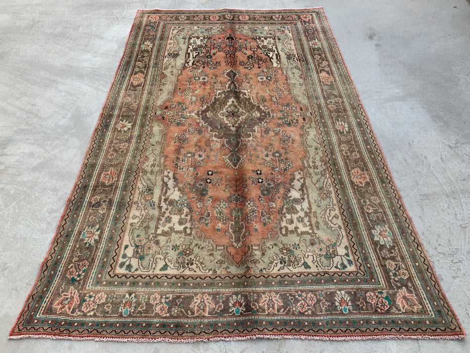 Handgemaakt Perzisch wollen vloerkleed 7x10 - Vervaagd beige & perzik vintage bloemenmedaillon Perzisch stijl vloerkleed - Exacte maat 312 cm x 196 cm - KBHM-938