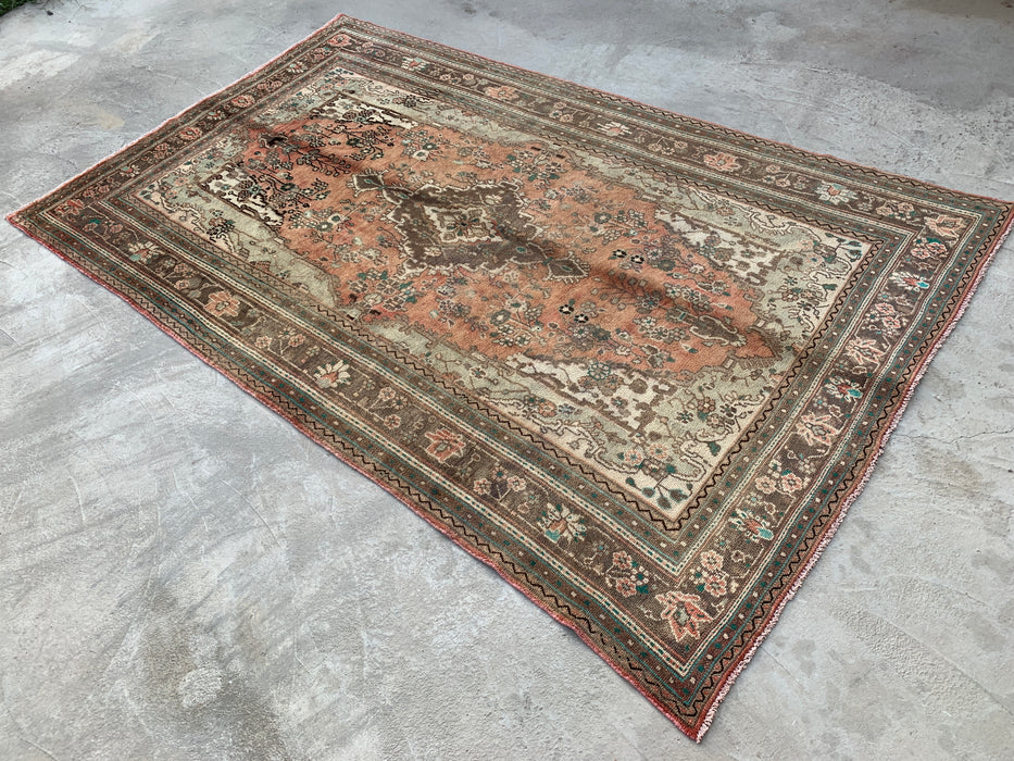 Handgemaakt Perzisch wollen vloerkleed 7x10 - Vervaagd beige & perzik vintage bloemenmedaillon Perzisch stijl vloerkleed - Exacte maat 312 cm x 196 cm - KBHM-938