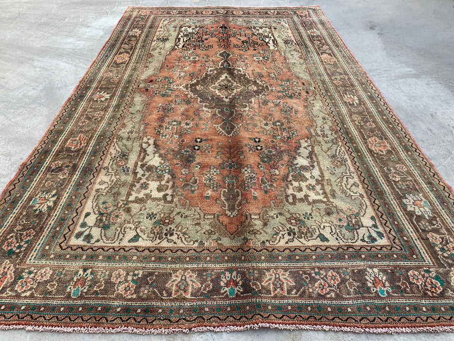 Handgemaakt Perzisch wollen vloerkleed 7x10 - Vervaagd beige & perzik vintage bloemenmedaillon Perzisch stijl vloerkleed - Exacte maat 312 cm x 196 cm - KBHM-938