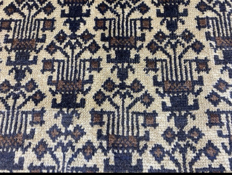 100 × 175 cm handgeknoopt Baluch wollen tapijt – Ivoor & Indigo geometrisch motief